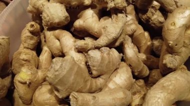 Dükkanda zencefil kökü.