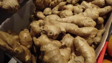 Dükkanda zencefil kökü.