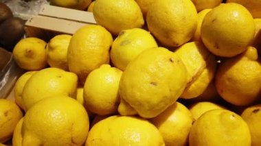 Mağazada sulu ve olgun limonlar.