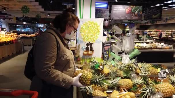 Lviv Ukraine April 2020 Covid 전염병중 상점에 흡입기 — 비디오