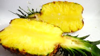 Taze olgun ananas. Yavaş çekim.