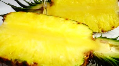 Taze olgun ananas. Yavaş çekim.