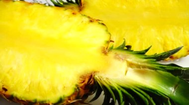 Taze olgun ananas. Yavaş çekim.