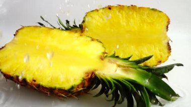 Taze olgun ananas. Yavaş çekim.