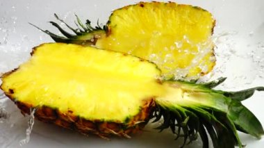 Taze olgun ananas. Yavaş çekim.
