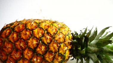 Taze olgun ananas. Yavaş çekim.