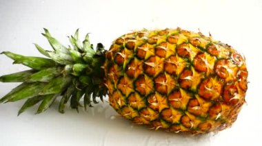 Taze olgun ananas. Yavaş çekim.