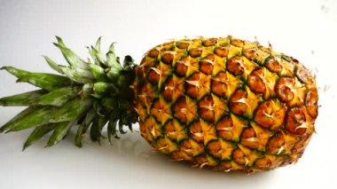 Taze olgun ananas. Yavaş çekim.