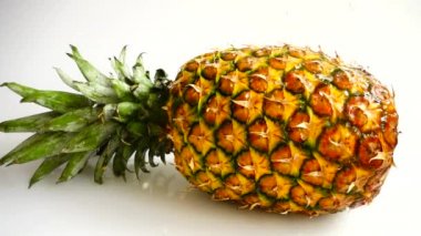 Taze olgun ananas. Yavaş çekim.