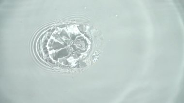 Olgun elma suya düşüyor. Yavaş çekim.