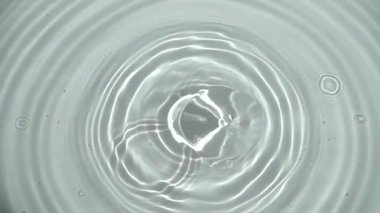 Portakal suya düşüyor. Yavaş çekim.