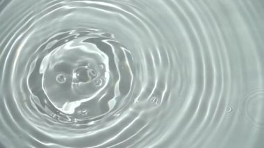 Limon suya düşüyor. Yavaş çekim.