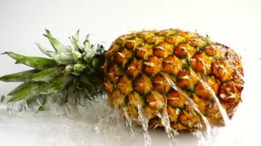 Taze olgun ananas. Yavaş çekim.