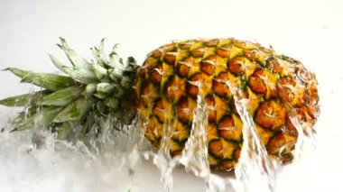 Taze olgun ananas. Yavaş çekim.