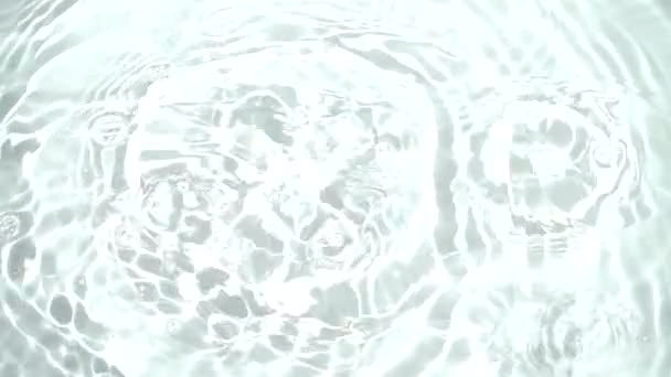 赤と緑の唐辛子は水の中に落ちる スローモーション — ストック動画