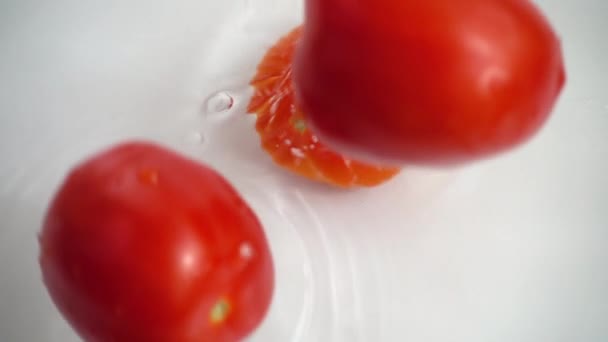 新鲜多汁的西红柿 慢动作 — 图库视频影像