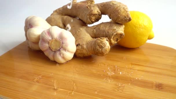 Citron Juteux Ail Gingembre Sur Une Planche Bois Sculpté Ralenti — Video