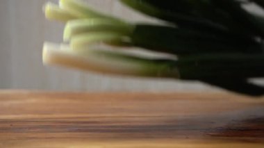 Yeşil soğan düşüyor. Yavaş çekim.