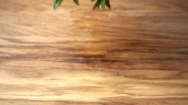 Kesme tahtasına nane yaprakları dökülüyor. Yavaş çekim.