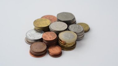 Dünyanın farklı ülkelerinin bozuk paraları. Beyaz arkaplanda bozuk paralar.