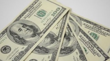 Beyaz arka planda banknotlar, izole. 100 dolarlık banknotlar.