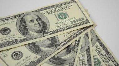 Beyaz arka planda banknotlar, izole. 100 dolarlık banknotlar.