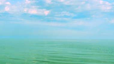 Deniz, bulut ve martılar. Deniz manzarası.