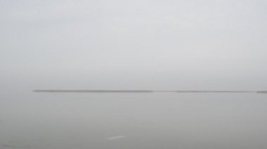 Denizde buz, sis. Sis içindeki deniz.