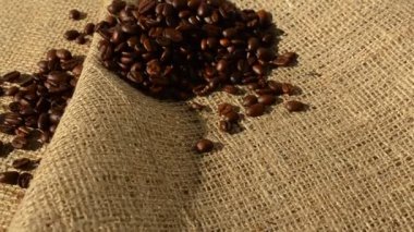 Çantaya karşı kahve. Kahve ve çuval açma.