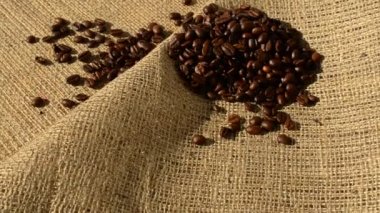 Çantaya karşı kahve. Kahve ve çuval açma.