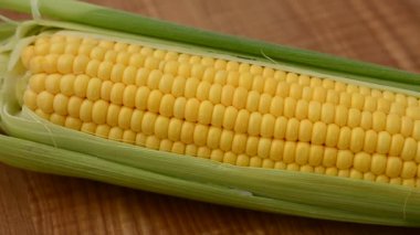 Mutfak tahtasındaki mısır. Harekette çekim..