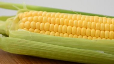 Mutfak tahtasındaki mısır. Harekette çekim..