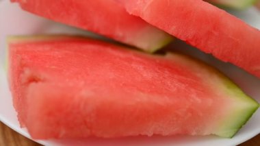 Pikapta karpuz atışı. Harekette çekim..