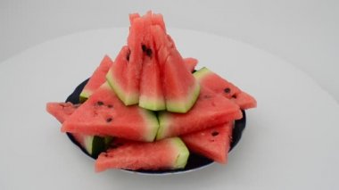 Karpuzdan bir tabak fırlatma. Harekette çekim..