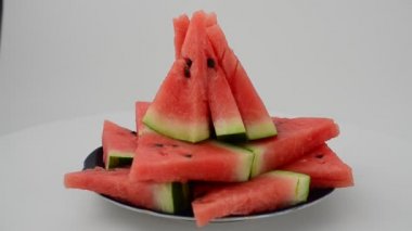 Beyaz arka planda karpuz atışı. Harekette çekim..