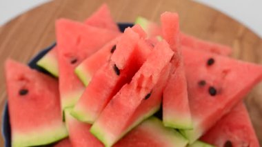 Mutfak tahtasındaki karpuz atışı. Harekette çekim..