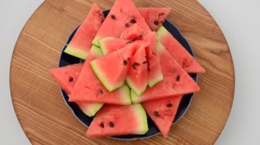 Mutfak tahtasındaki karpuz atışı. Harekette çekim..