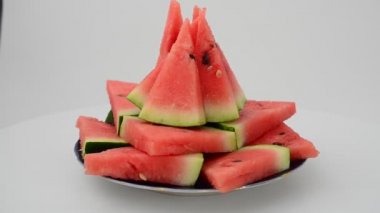 Beyaz arka planda karpuz atışı. Harekette çekim..