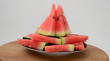 Mutfak tahtasındaki karpuz atışı. Harekette çekim..