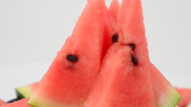 Beyaz arka planda karpuz atışı. Harekette çekim..