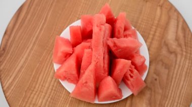 Mutfak tahtasındaki karpuz atışı. Harekette çekim..