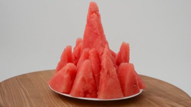 Mutfak tahtasındaki karpuz atışı. Harekette çekim..