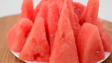 Mutfak tahtasındaki karpuz atışı. Harekette çekim..