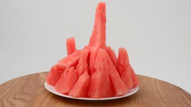 Mutfak tahtasındaki karpuz atışı. Harekette çekim..