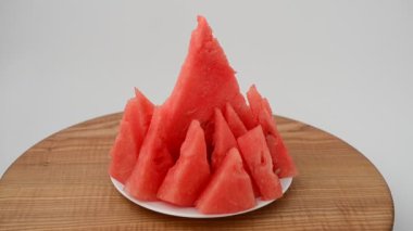 Mutfak tahtasındaki karpuz atışı. Harekette çekim..