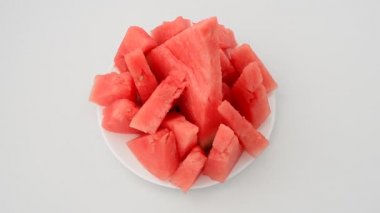 Beyaz arka planda karpuz atışı. Harekette çekim..