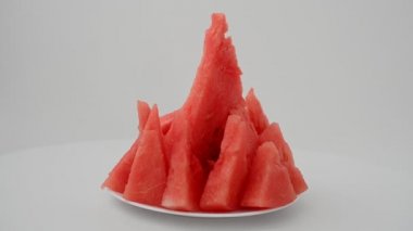 Beyaz arka planda karpuz atışı. Harekette çekim..