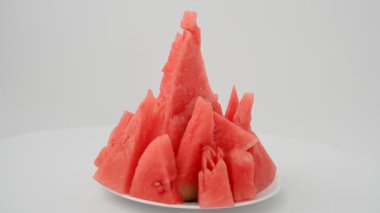 Beyaz arka planda karpuz atışı. Harekette çekim..