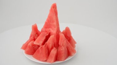 Beyaz arka planda karpuz atışı. Harekette çekim..