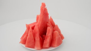 Beyaz arka planda karpuz atışı. Harekette çekim..